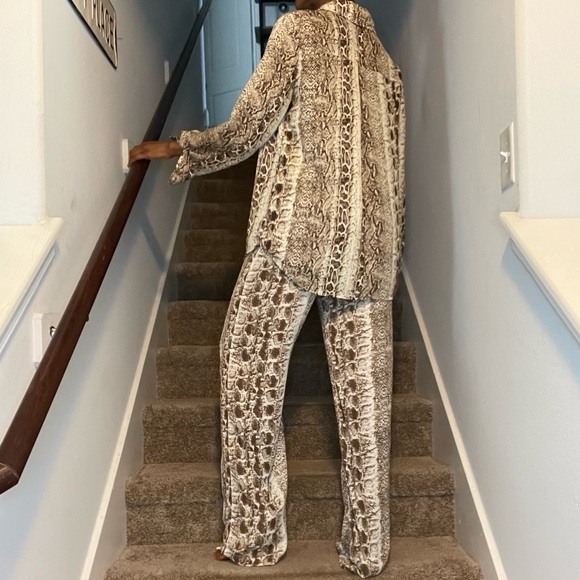 Set: Pretty Little Thing: Brown Snake Print Oversized Shirt & Pants ✨ - Picture 5 of 11